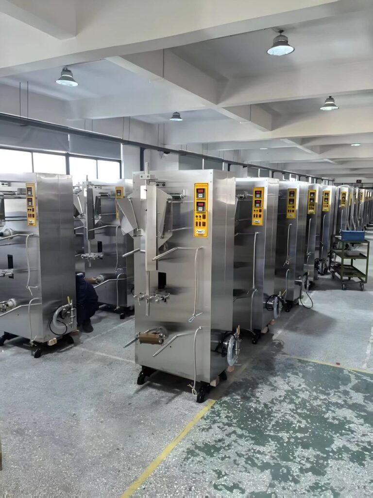 Machine de remplissage sachets d’eau, entièrement automatique.