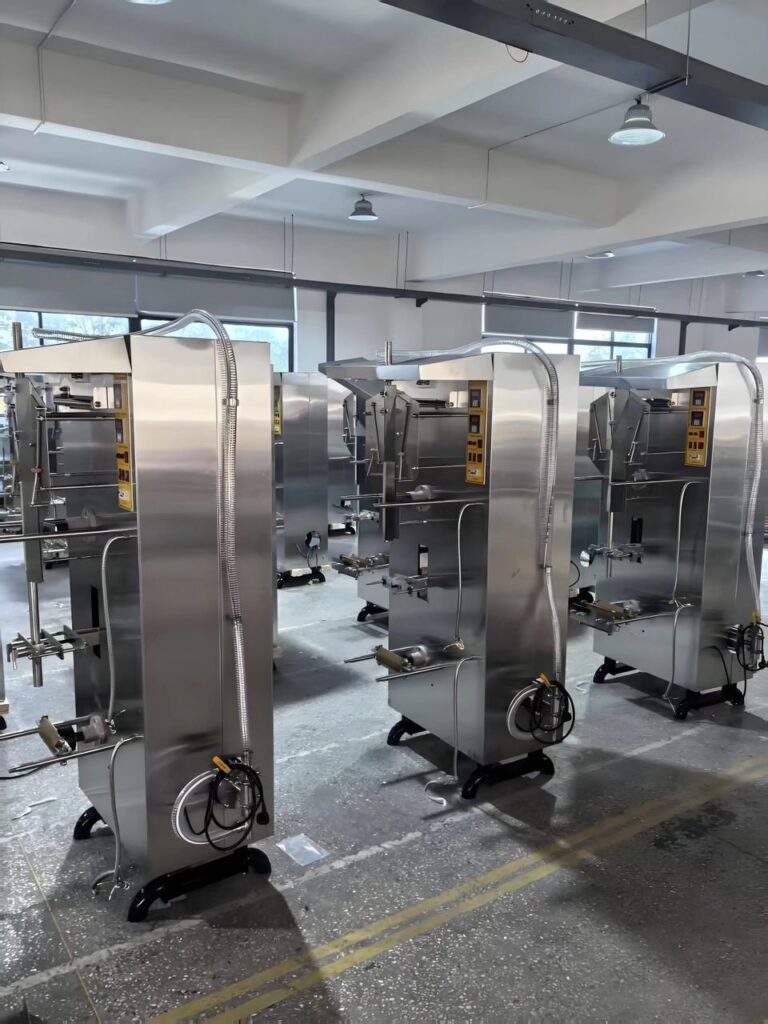 Machine de remplissage sachets d’eau, entièrement automatique.